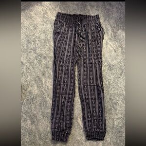 Woman’s casual jogger pants- large